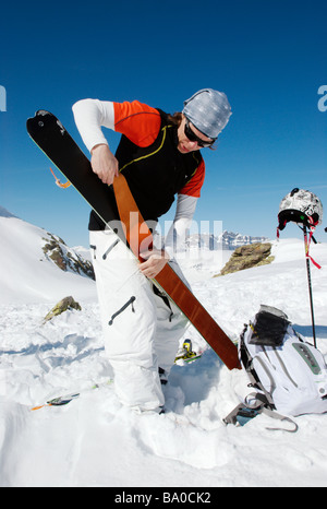 Skifahrer, die Anpassung Klettern Skins auf Telemarkski, Chamonix, Frankreich Stockfoto