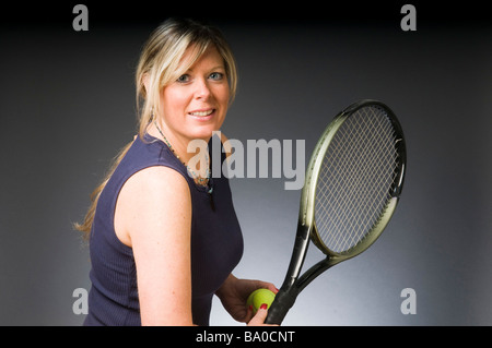 glücklich lächelnd Tennisspielerin mit Schläger und Ball gesunden Lifestyle-Konzept Stockfoto