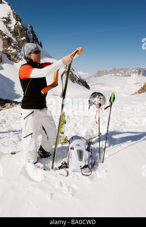 Skifahrer, die Anpassung Klettern Skins auf Telemarkski, Chamonix, Frankreich Stockfoto