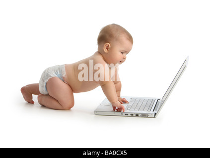 Baby mit Laptop-Computer auf weißem Hintergrund Stockfoto