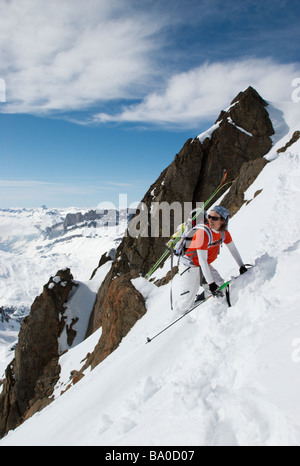 Skifahrer, Klettern auf einen Berg, Chamonix, Frankreich Stockfoto