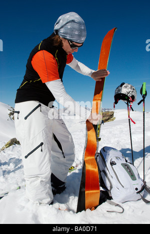 Skifahrer, die Anpassung Klettern Skins auf Telemarkski, Chamonix, Frankreich Stockfoto