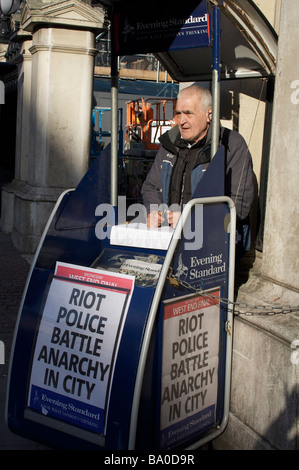 Mann verkauft Evening Standard. Stockfoto