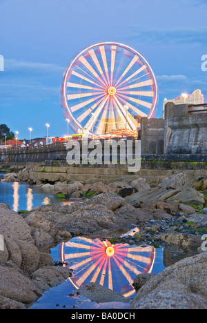 Ein großes Rad durch die Stadt von Dun Laoghaire, Dublin Irland am Meer Stockfoto