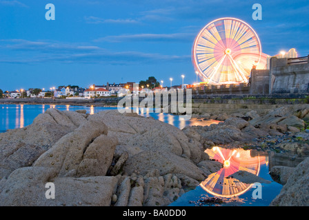 Ein großes Rad durch die Stadt von Dun Laoghaire, Dublin Irland am Meer Stockfoto