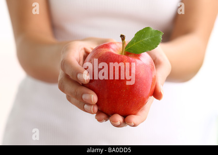 Hände halten roten Apfel Stockfoto