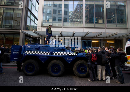 G20-Demonstration London, Raum Entführer anarchistische Gruppe in gefälschten Riot Squad van außerhalb Rbs royal Bank von Schottland, Stockfoto