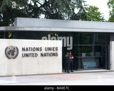 Zwei Offiziere Wache am Eingang bei den Vereinten Nationen in Genf Stockfoto