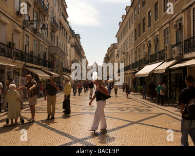 Haupteinkaufsstraße, Rua Augusta in Lissabon, Portugal mit Touristen, die bei hellem Sonnenschein und schönem Wetter einkaufen Stockfoto