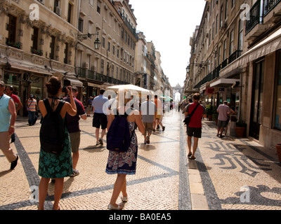 Haupteinkaufsstraße, Rua Augusta in Lissabon, Portugal mit Touristen, die bei hellem Sonnenschein und schönem Wetter einkaufen Stockfoto