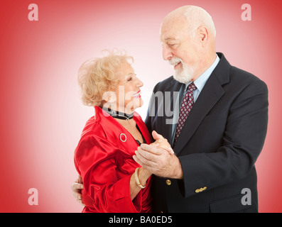Senioren-Liebespaar tanzen am Valentinstag Stockfoto