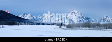 Panorama von Nebel und Frost über Oxbow Bend am Snake River mit Grand Teton Berge und Mount Moran auf einen kalten Winter Morgen Wyoming USA Stockfoto