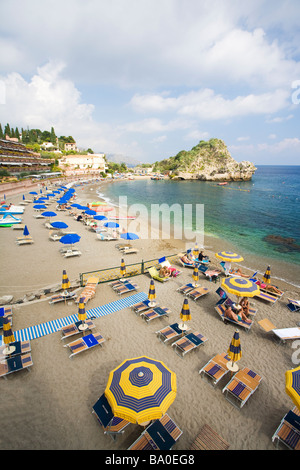 Taormina Mare Strand Mazzaro Bucht Sommer Sonne Sonnenschein mit mediterranen Meer Sizilien Italien Europa EU Stockfoto