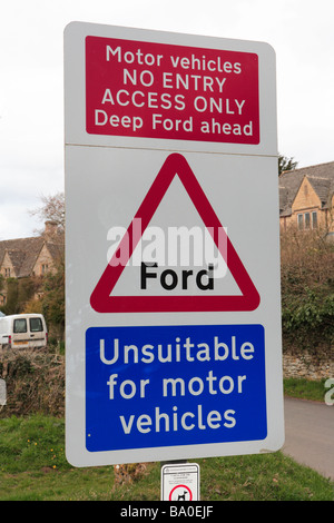 Ungeeignet für Kraftfahrzeuge Straßenschild Stockfoto