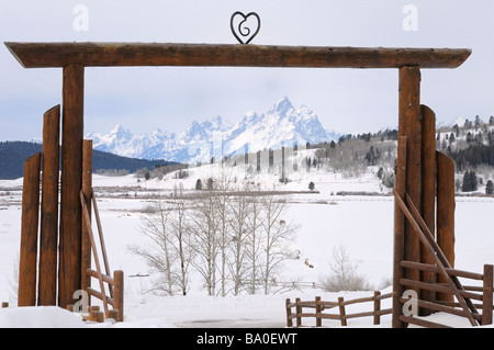 Tor Bogen von Herzen Six Ranch im Schnee bedeckt Buffalo Valley im Winter Gestaltung Grand Teton Berge Wyoming USA Stockfoto