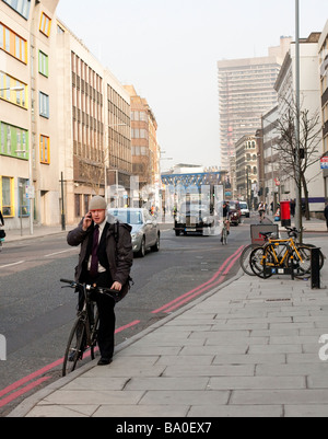 4. April 2009 stoppt Londoner Bürgermeister Boris Johnson, nehmen einen Anruf auf seinem Fahrrad in Southwark Street Stockfoto