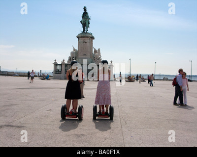 Zwei weibliche Touristen fahren "Segway Personal Transporter" auf dem Platz in Lissabon Portugal Stockfoto