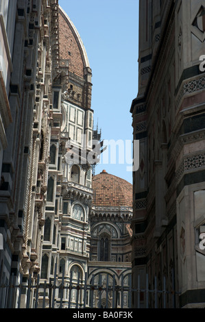 Ein ungewöhnlicher Blick auf den Dom in Florenz Italien von einer Seitenstraße. Stockfoto