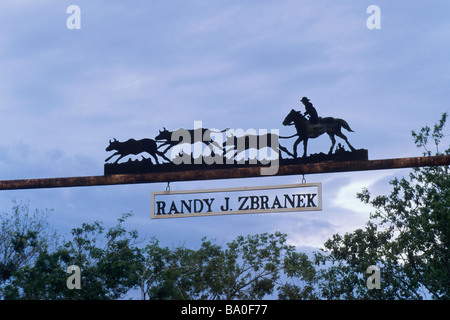 Schmiedeeisen-Schild am Ranch Tor am FM 487 Autobahn in der Nähe von Bartlett im Edwards Plateau in Bell County Texas USA Stockfoto