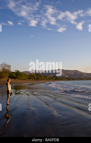 Junge Frau am Strand beobachten das Meer am Playa del Coco, Costa Rica. Stockfoto