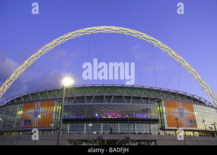 Wembley Fußballstadion in der Abenddämmerung, Wembley, London, England, Vereinigtes Königreich Stockfoto