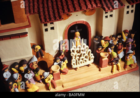 Handgefertigte Terrakotta-Miniatur, die eine religiöse Szene aus Wamanga, Huamanga, Ayacucho, Peru darstellt und traditionelle peruanische Handwerkskunst zeigt. Stockfoto