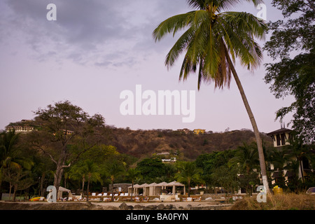 Pacifico Beach Club nach Sonnenuntergang in Playa del Coco, Costa Rica. Stockfoto