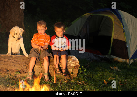 Zwei jungen Rösten Hot Dogs mit Haustier Hund Stockfoto