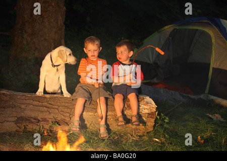 Zwei jungen Rösten Hot Dogs mit Haustier Hund Stockfoto