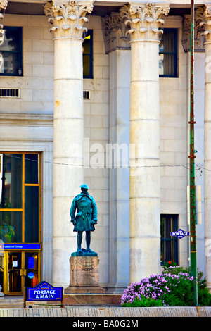 Kenotaph, ein Denkmal für die Männer, die im ersten Weltkrieg 1914-1919, außerhalb der Bank of Montreal (gegründet 1817) in Winnipeg fiel. Stockfoto