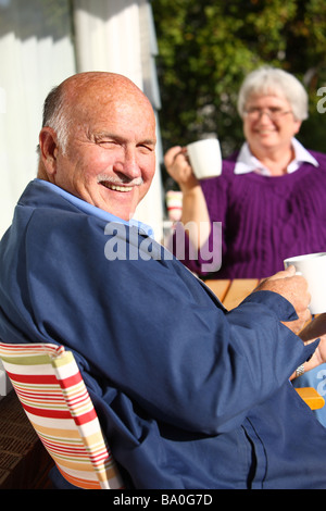 Älteres Paar mit Kaffee auf der Veranda Stockfoto