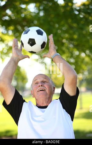 Senior woman Fang Fußball Stockfoto