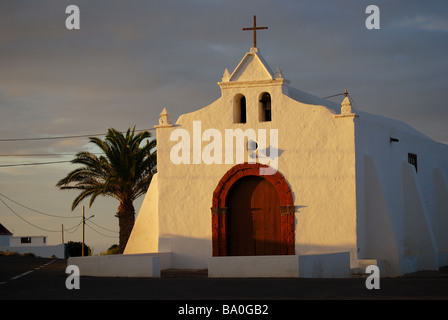 Kirche von Nuestra Señora del Socorro bei Sonnenuntergang, Tiagua, Lanzarote, Kanarische Inseln, Spanien Stockfoto