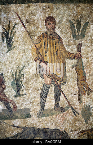Jäger mit Speer halten Hasen Mosaik-Zimmer der kleinen Jagd Villa Romana del Casale Piazza Armerina Sizilien Italien Stockfoto