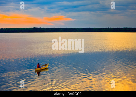 Kanufahren auf Lake Audy bei Sonnenuntergang im Riding Mountain National Park Manitoba Kanada Modell veröffentlicht Stockfoto