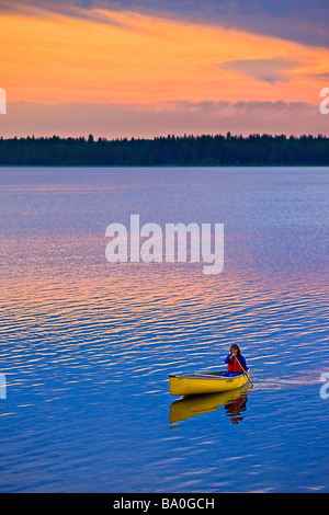 Kanufahren auf Lake Audy bei Sonnenuntergang im Riding Mountain National Park Manitoba Kanada Modell veröffentlicht Stockfoto