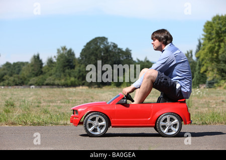 Mann ein kleines Auto fahren Stockfoto