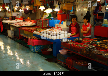 Frische Meeresfrüchte und live Meerestiere angezeigt von Händlern auf dem Fischmarkt Gebäude in Busan, Korea Stockfoto