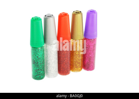 Fünf Röhren Glitter-Kleber in verschiedenen Farben auf weißem Hintergrund Stockfoto