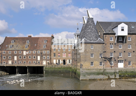 House Mill Gezeitenwassermühle Teil des Three Mills Complex in Bromley by Bow am River Lea einschließlich konischem Oast House East London England UK Stockfoto