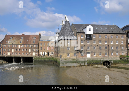 Sonniger Tag in der Gezeitenwassermühle House Mill Teil des Three Mills Complex in Bromley by Bow am Fluss Lea mit Oasthaus East London England UK Stockfoto