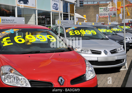 Ilford East London Renault verwendet Gebrauchtwagen Autohaus Vorplatz Zeile in der Reihe der Händlerwagen mit Freiverkauf anzeigen Preisschild Label England UK Stockfoto