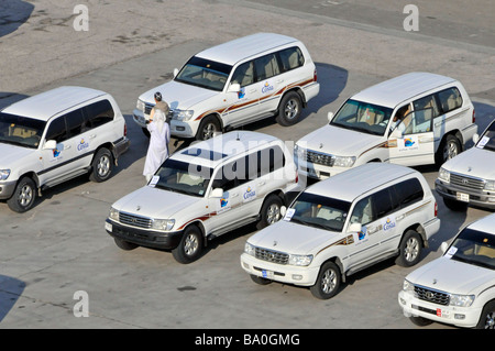 Abu Dhabi Hafen Blick hinunter auf 4 x 4-Fahrzeuge warten auf Kreuzfahrt-Passagiere für Dune bashing Ausflüge in die Wüste Stockfoto