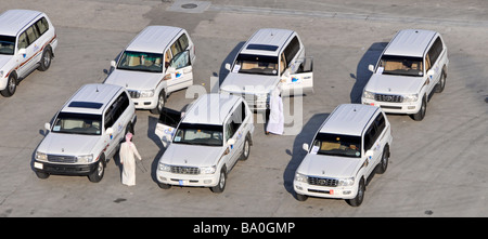 Der Hafen von Abu Dhabi blickt auf Geländewagen und wartet auf Kreuzfahrtpassagiere für Dünen-Ausflüge in die nahe gelegene Wüste Vereinigte Arabische Emirate Stockfoto