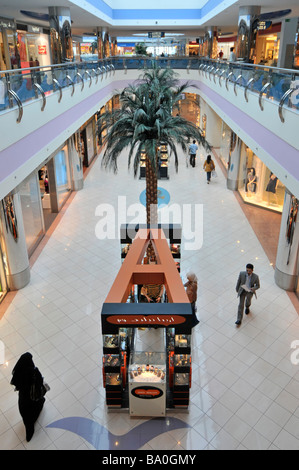 Abu Dhabi Marina Shopping Mall, Flur mit Geschäften auf zwei Ebenen, Blick vom frühen Morgen auf das Innere der Vereinigten Arabischen Emirate Asien Stockfoto