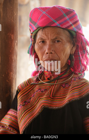 Porträt der Flower Hmong Frau in Cau Sohn in der Nähe von Bac Ha Vietnam Stockfoto