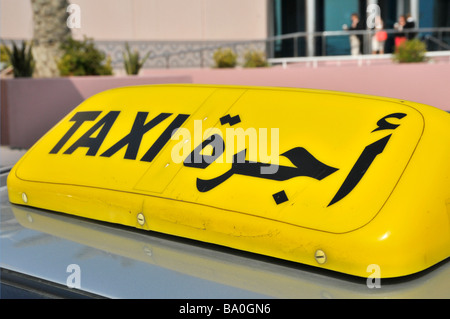 Abu Dhabi Nahaufnahme des gelben zweisprachigen Taxis auf dem Dach Taxi-Schild Vereinigte Arabische Emirate VAE Naher Osten Asien Stockfoto