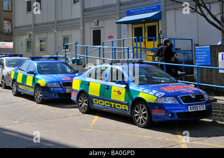 Gesponserte Krankenwagen Ärzte Autos geparkt außerhalb Whitechapel NHS zu Fuß im Zentrum auf dem Gelände des Royal London Hospital Stockfoto