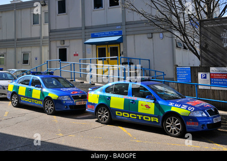 Gesponserte Ärzte Autos geparkt außerhalb Whitechapel NHS zu Fuß im Zentrum auf dem Gelände des Royal London Hospital Stockfoto