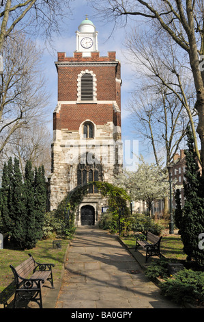 Die Kirche von Str. Mary Bow Turm und Pfad East London Stockfoto